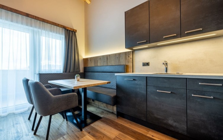 Moderne Küche ausgestattet mit Herd, Backofen und Geschirrspüler