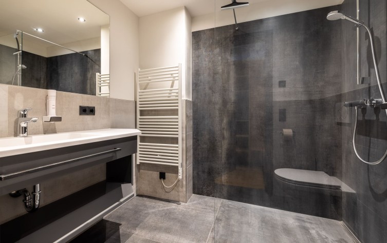 Großes Badezimmer im Gästehaus Mirzl in Schladming