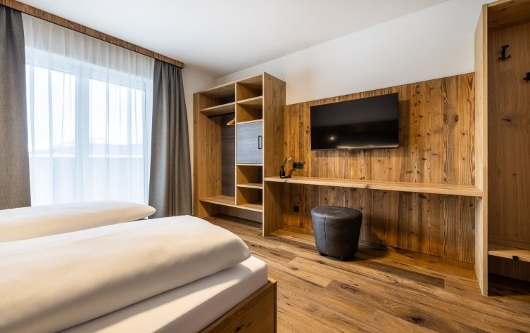 Familienzimmer mit Schreibtisch und TV