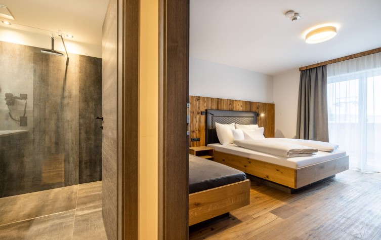 Schlafzimmer mit Bad im Familienzimmer Mirzl