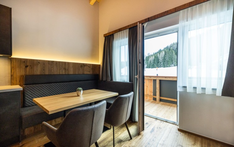 Küche mit Eckbank und Blick auf die Skipiste