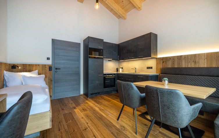 Große Küche und Eckbank mit Schlafgelegenheit